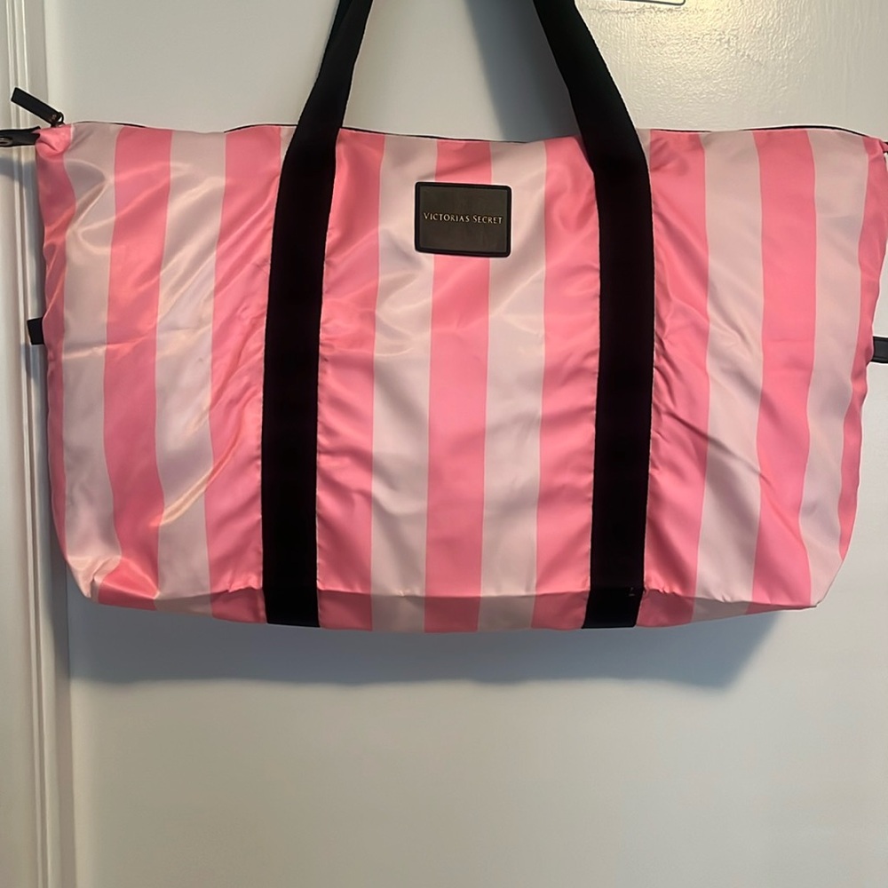 25.5 x 14 tote bag. Zippered top. Not insulated. Brand new